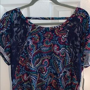 High - low shirt w open back and lace detail front